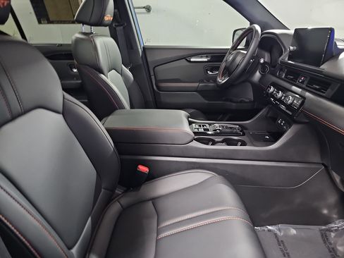 Used 2025 Honda Pilot TrailSport image 10