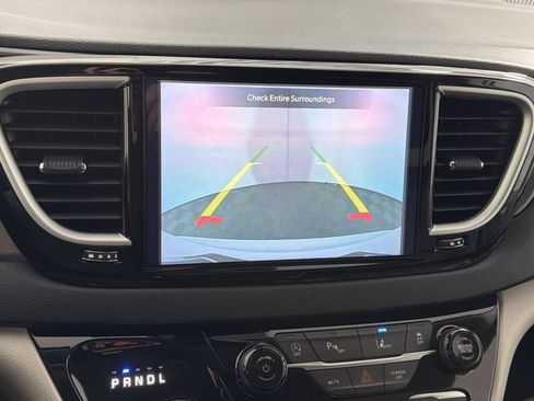 Used 2024 Chrysler Pacifica Touring-L image 19