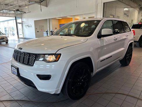 Used 2019 Jeep Grand Cherokee Altitude image 5