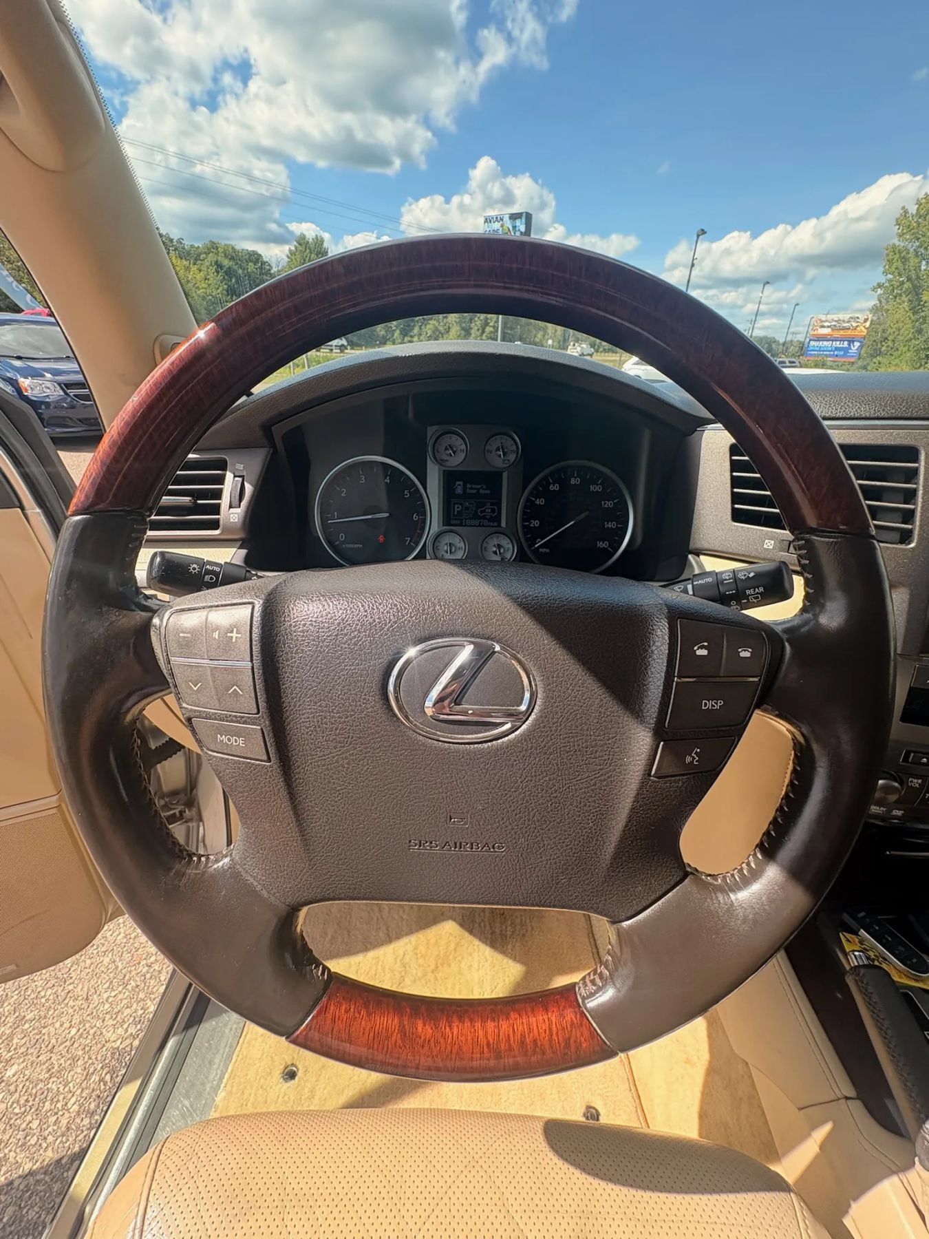 Used 2011 Lexus LX 570 4WD w/ Luxury Pkg image 15