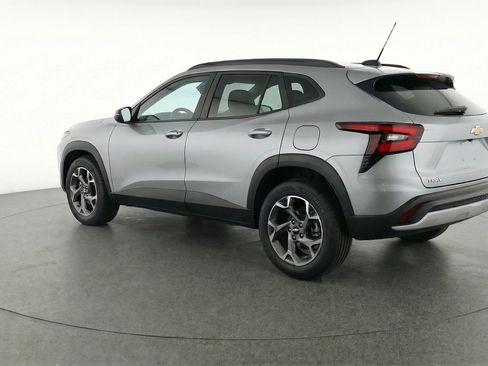Used 2025 Chevrolet Trax LT FWD image 6