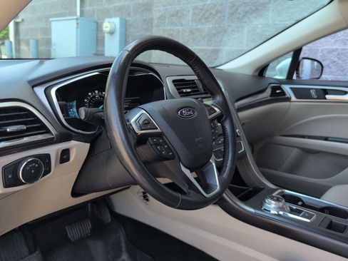 Used 2017 Ford Fusion SE w/ Fusion SE Technology Package AWD/4WD image 10