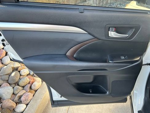 Used 2014 Toyota Highlander XLE FWD image 25