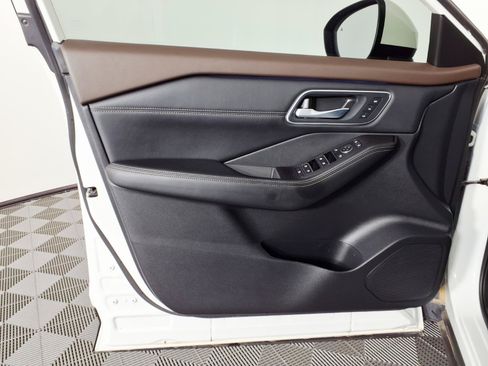 Used 2023 Nissan Rogue Platinum FWD image 16