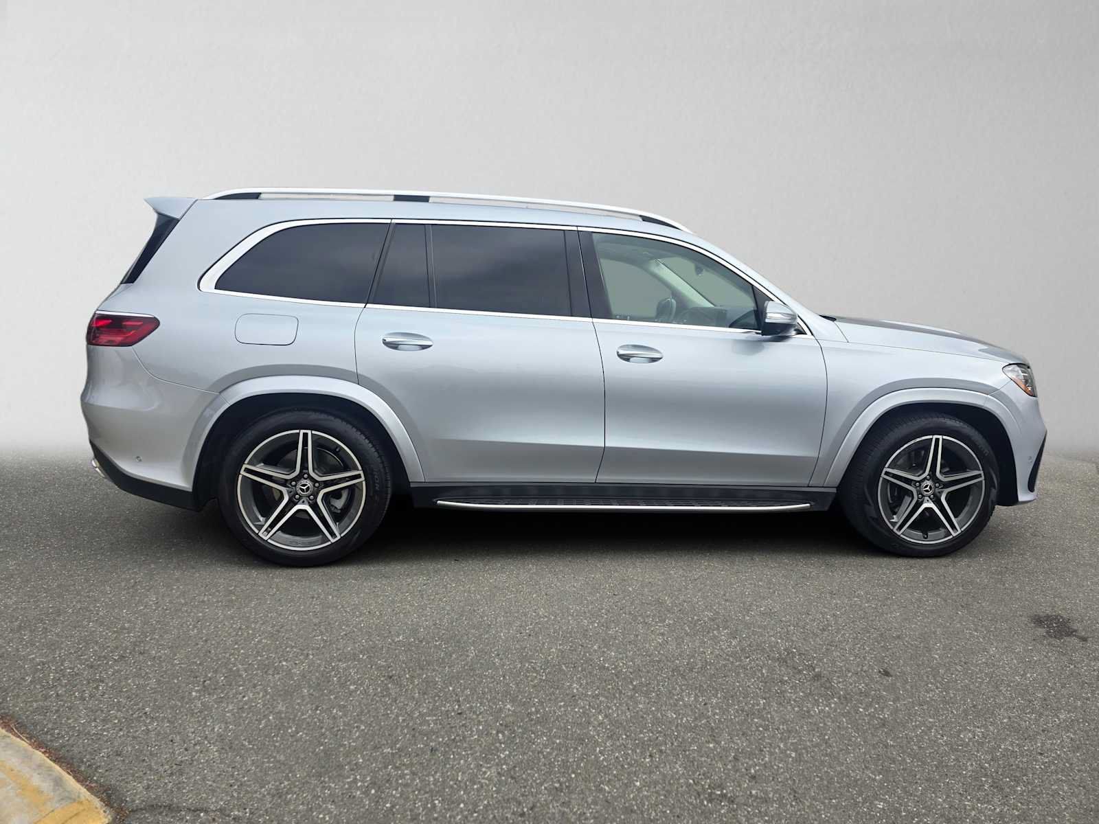 Used 2024 Mercedes-Benz GLS 450 4MATIC image 2