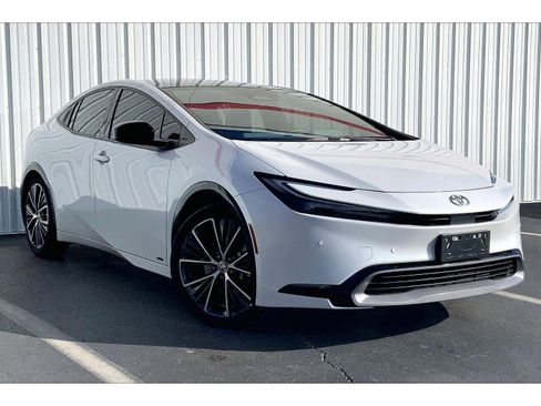 Used 2024 Toyota Prius XLE image 2