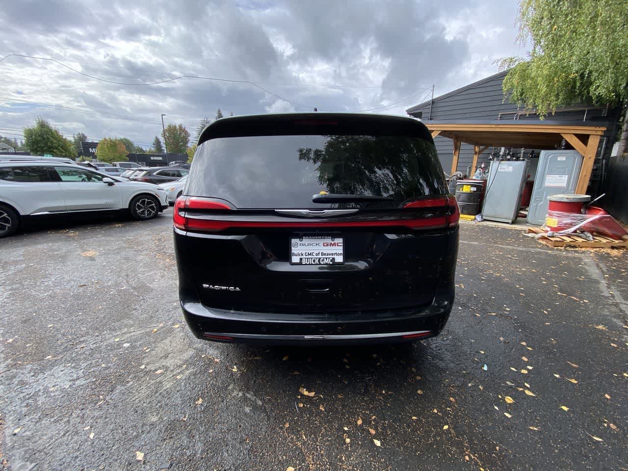 Used 2024 Chrysler Pacifica Touring-L FWD image 5