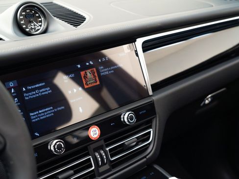 Certified 2026 Porsche Macan AWD/4WD image 25