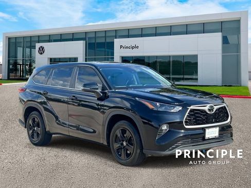 Used 2023 Toyota Highlander LE FWD image 3