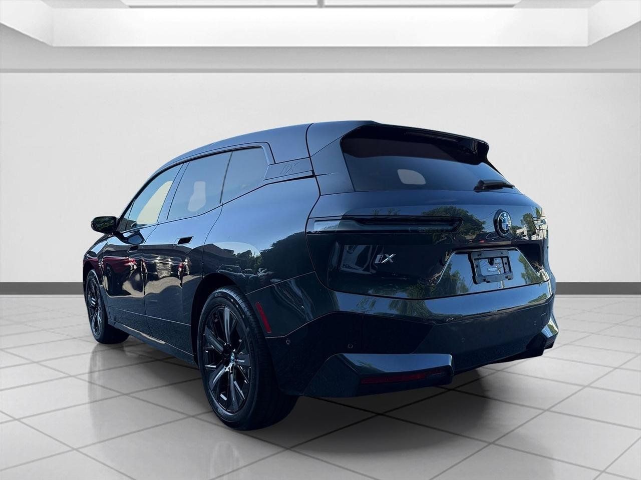 Used 2024 BMW iX xDrive50 w/ Premium Package AWD/4WD image 4