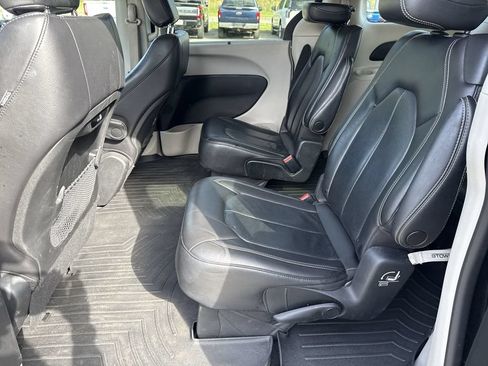 Used 2022 Chrysler Pacifica Touring-L FWD image 24