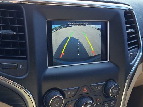 Used 2019 Jeep Grand Cherokee Laredo image 14