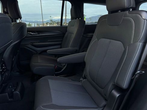 Used 2025 Jeep Grand Cherokee L Laredo image 4