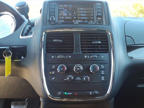 Used 2018 Dodge Grand Caravan SE image 22