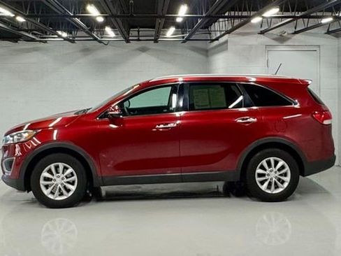 Used 2017 Kia Sorento LX image 2