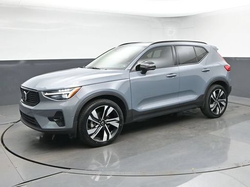 Used 2023 Volvo XC40 B5 Ultimate w/ Protection Package Premier AWD/4WD image 4