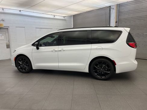 New 2026 Chrysler Pacifica Limited w/ Uconnect Theater Family Group FWD image 8