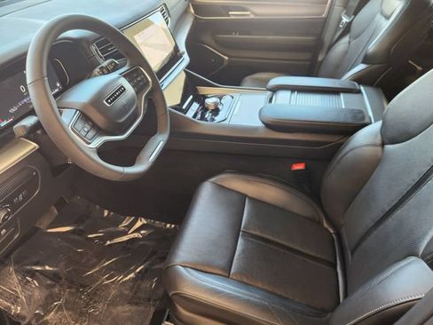 Used 2025 Jeep Wagoneer L Series II AWD/4WD image 4