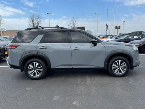 Used 2024 Nissan Pathfinder SL image 2