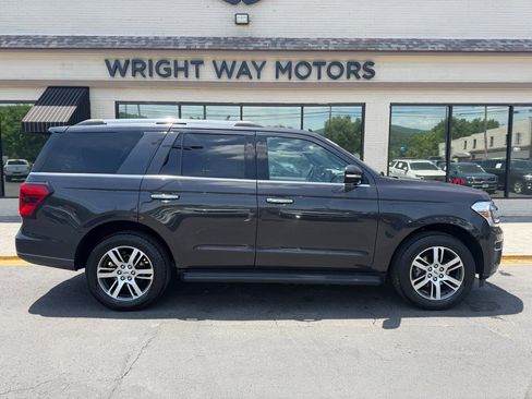 Used 2024 Ford Expedition Limited AWD/4WD image 2
