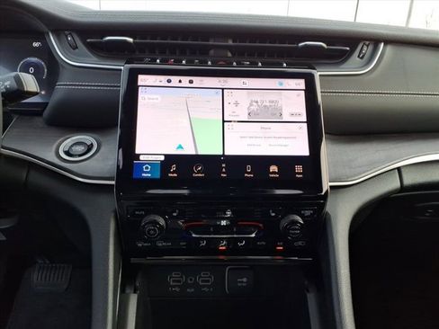 Used 2023 Jeep Grand Cherokee Limited w/ Black Appearance Package image 10