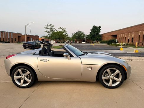 Used 2007 Pontiac Solstice Convertible RWD image 4