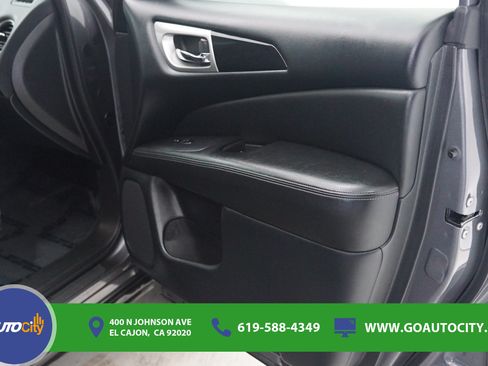 Used 2020 Nissan Pathfinder SV FWD image 16