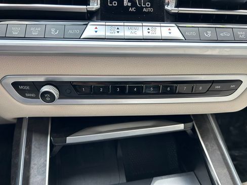 Used 2022 BMW X7 xDrive40i w/ Premium Package AWD/4WD image 33