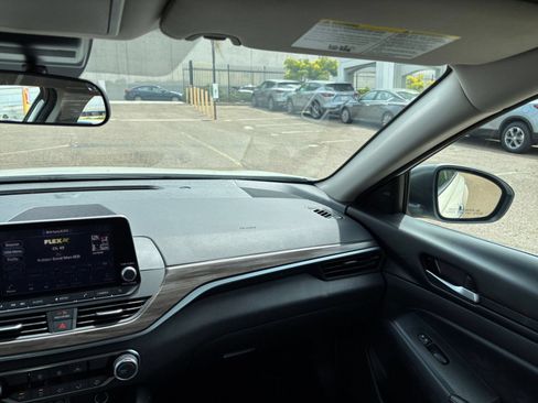 Used 2025 Nissan Altima 2.5 SV FWD image 34