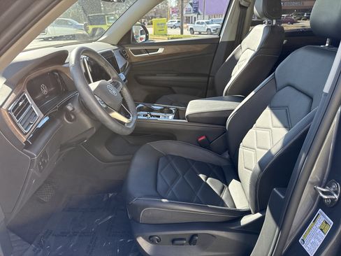 Used 2024 Volkswagen Atlas SE image 16