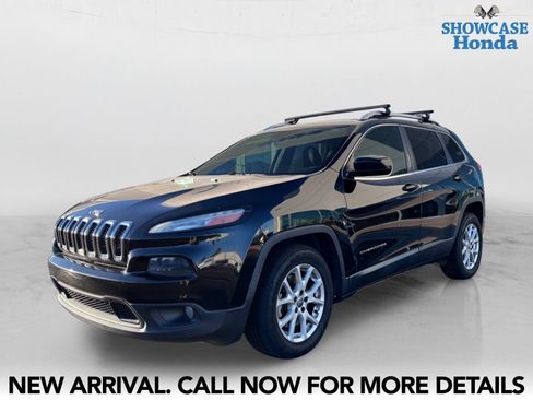 Used 2017 Jeep Cherokee Latitude w/ Comfort/Convenience Group FWD image 2