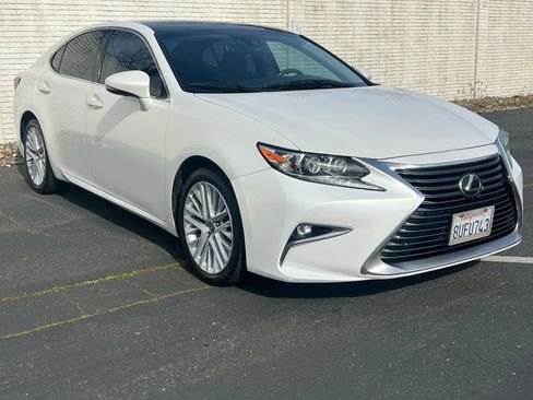 Used 2017 Lexus ES 350 w/ Luxury Package image 3