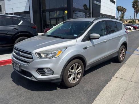 Used 2018 Ford Escape SE FWD image 1