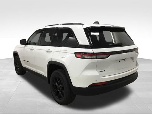 Used 2025 Jeep Grand Cherokee Altitude AWD/4WD image 14