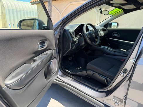 Used 2018 Honda HR-V EX image 11