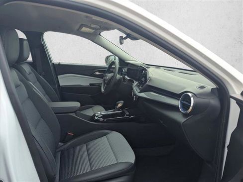 Used 2025 Chevrolet Trax LT FWD image 15