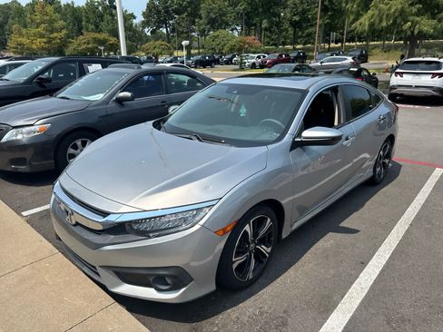 Used 2018 Honda Civic Touring image 2