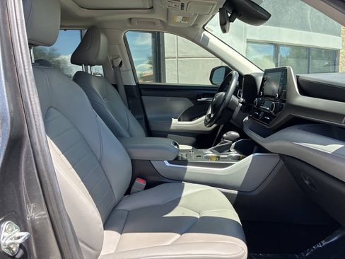 Used 2020 Toyota Highlander XLE FWD image 13