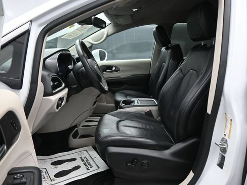 Used 2022 Chrysler Pacifica Touring-L FWD image 9