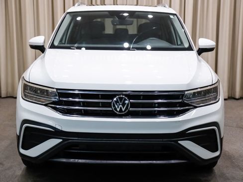 Used 2024 Volkswagen Tiguan SE w/ Panoramic Sunroof Package AWD/4WD image 3