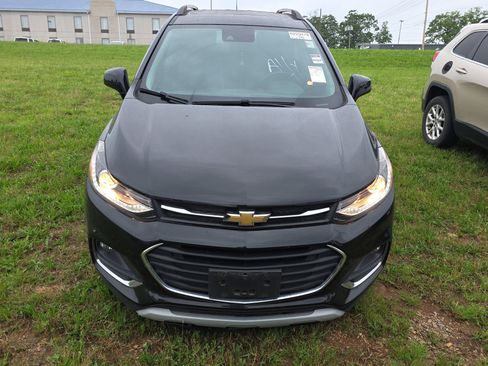 Used 2020 Chevrolet Trax Premier w/ LPO, Cargo Package FWD image 2