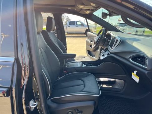 New 2026 Chrysler Pacifica Limited FWD image 18