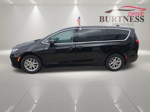 Used 2024 Chrysler Pacifica Touring-L FWD image 5