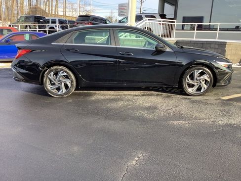 Used 2025 Hyundai Elantra SEL image 3