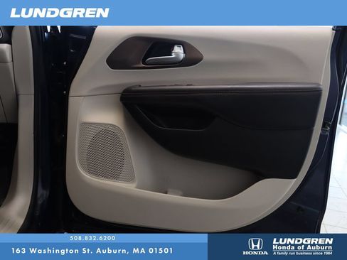 Used 2018 Chrysler Pacifica Touring-L FWD image 15