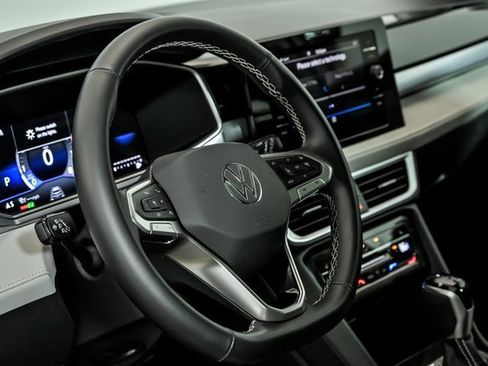 Certified 2025 Volkswagen Taos SE w/ Panoramic Sunroof Package image 14