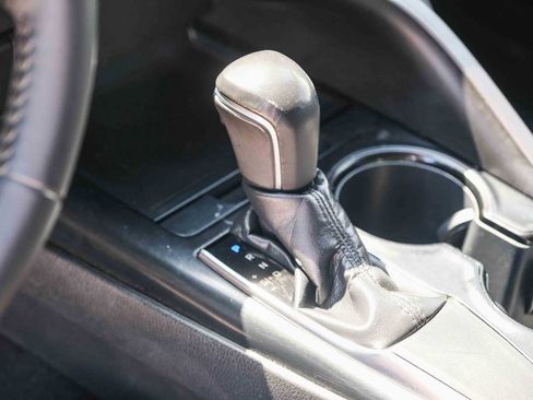 Used 2018 Toyota Camry SE w/ Moonroof Package FWD image 21