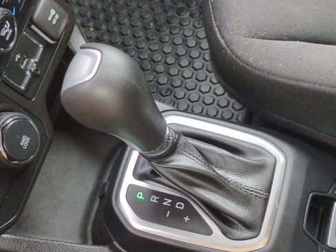Used 2020 Jeep Renegade Latitude w/ Cold Weather Group AWD/4WD image 31