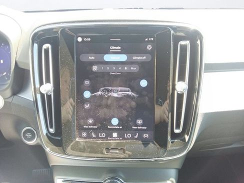 Used 2023 Volvo XC40 B5 Core AWD/4WD image 28