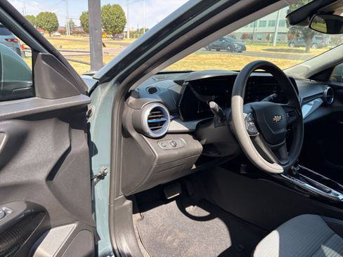 Used 2025 Chevrolet Trax LT FWD image 32